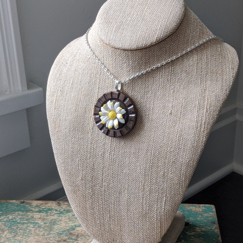 WHIMSY HOUSE I NWT Upcycled Retro Daisy Vintage Findings Button Necklace - Picture 3 of 9